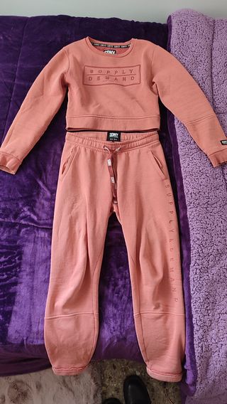 Conjunto chándal Supply & Demand en color coral
