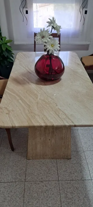 Mesa de comedor de mármol