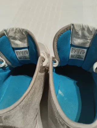 Zapatillas Adidas plateadas y blancas