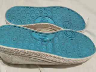 Zapatillas Adidas plateadas y blancas