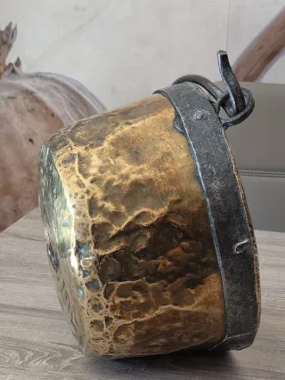 Caldero de bronce antiguo