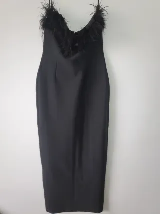 Vestido de noche negro con escote