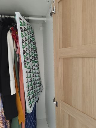 Armario Ikea Bergsbo color madera y blanco.