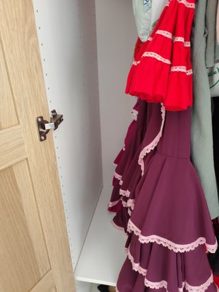 Armario Ikea Bergsbo color madera y blanco.