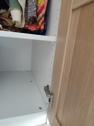 Armario Ikea Bergsbo color madera y blanco.