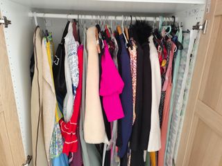 Armario Ikea Bergsbo color madera y blanco.