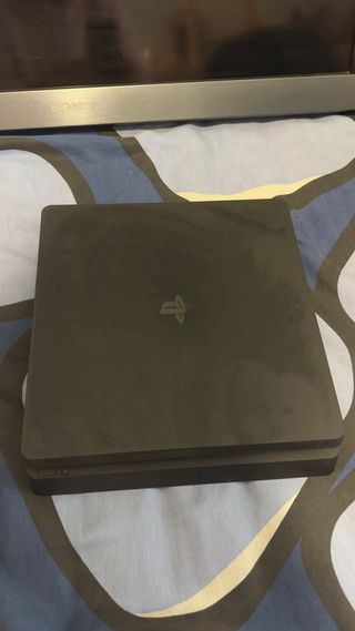 PS4 con 2 mandos, TV y juegos
