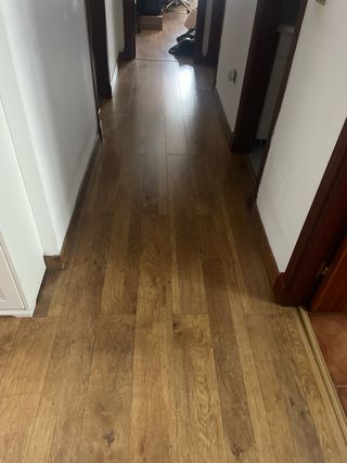 Suelo de madera oscura