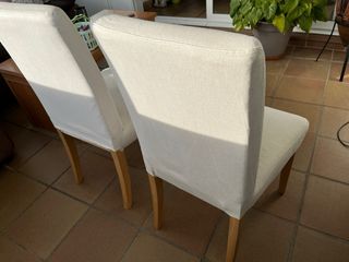 Dos sillas de comedor beige