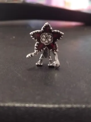 Charm Demogorgon Plata y Rojo