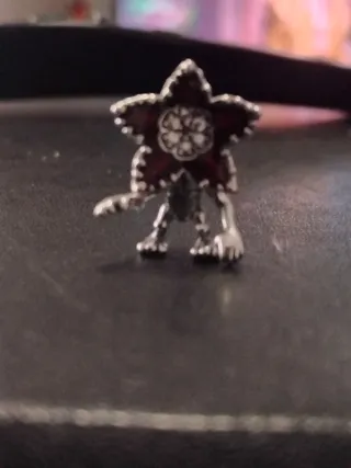 Charm Demogorgon Plata y Rojo