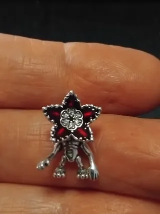 Charm Demogorgon Plata y Rojo