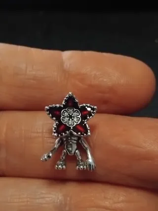 Charm Demogorgon Plata y Rojo