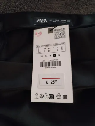 Falda negra de raso satinado.