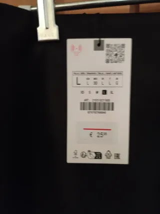 Falda negra de raso satinado.