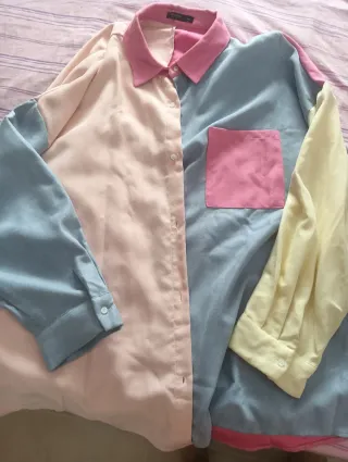 Camisa color block rosa y azul
