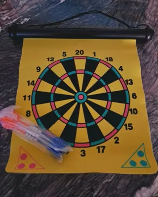 Juego de dardos con diana y dardos