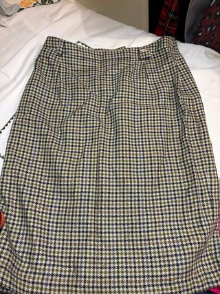 LOTE de 7 faldas de mujer, 2 de ellas Burberrys