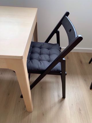 Sillas plegables negras con cojín negro