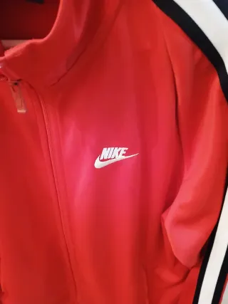 Chaqueta deportiva Nike roja