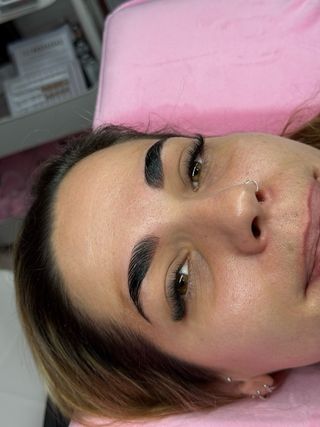 Extensiones de pestañas + Laminado de cejas