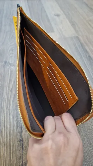 Cartera de mano negra y marrón