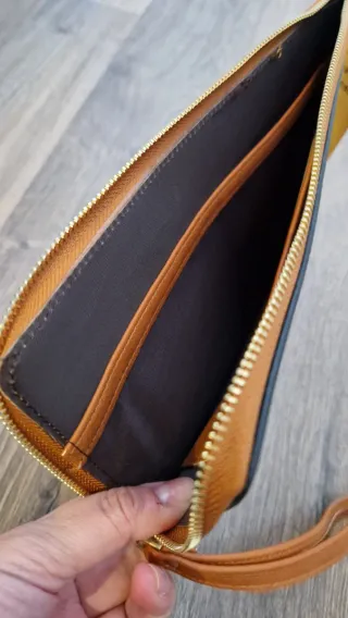 Cartera de mano negra y marrón