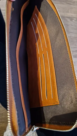 Cartera de mano negra y marrón