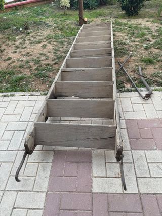 Antigua escalera de madera.