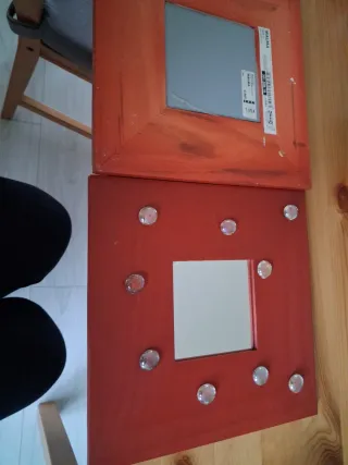 Espejos decorativos rojos Ikea, los dos tres euros