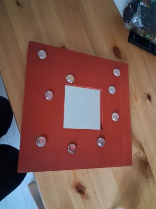 Espejos decorativos rojos Ikea, los dos tres euros