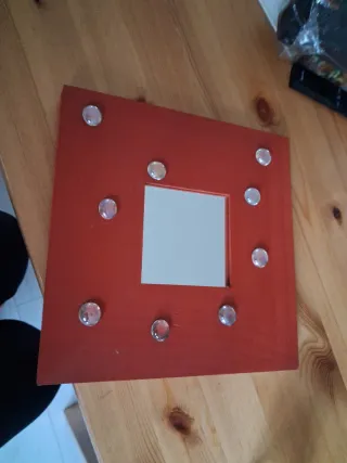 Espejos decorativos rojos Ikea, los dos tres euros