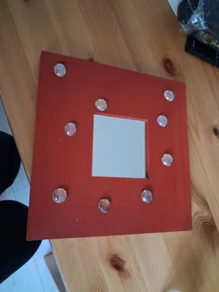 Espejos decorativos rojos Ikea, los dos tres euros