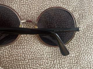 Gafas de sol redondas negras y doradas