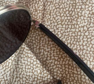 Gafas de sol redondas negras y doradas