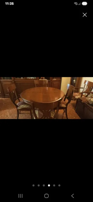 Mesa extensible redonda de  comedor de  madera.