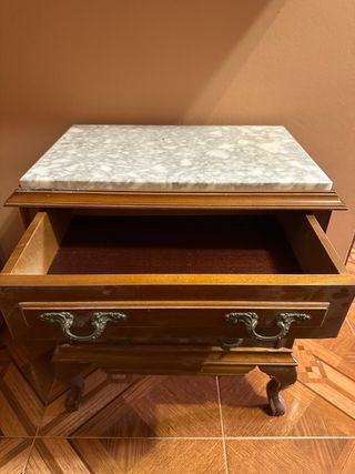 Mueble de madera con tapa de mármol