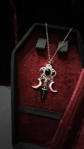 Collana con ciondolo bara e lune
