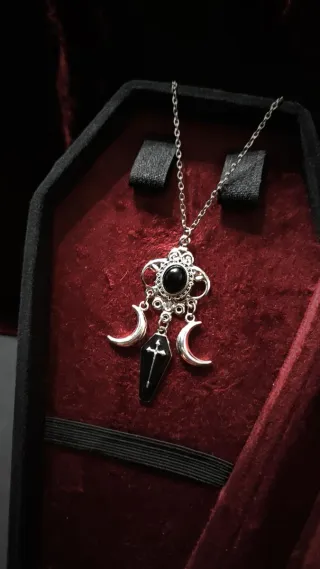 Collana con ciondolo bara e lune