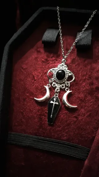 Collana con ciondolo bara e lune