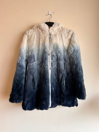 Abrigo de piel con degradado azul y blanco