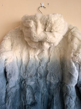 Abrigo de piel con degradado azul y blanco