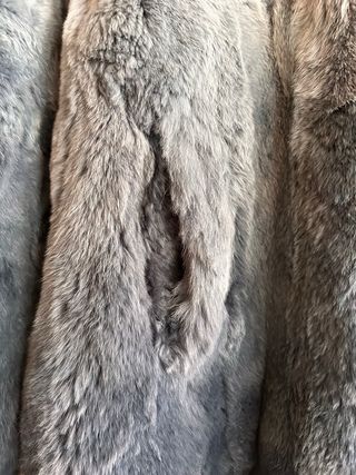 Abrigo de piel con degradado azul y blanco