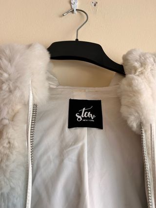 Abrigo de piel con degradado azul y blanco