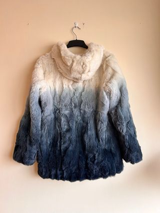 Abrigo de piel con degradado azul y blanco