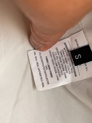 Abrigo de piel con degradado azul y blanco