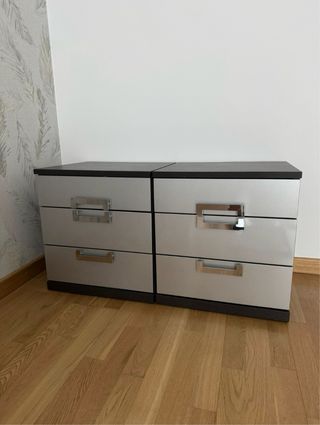 Mesitas de noche plateadas y wengué