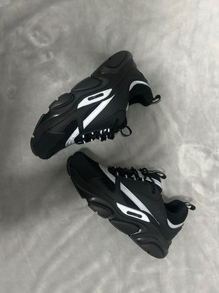 Zapatillas deportivas negras y plateadas