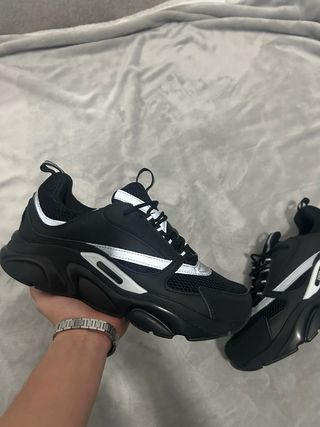 Zapatillas deportivas negras y plateadas