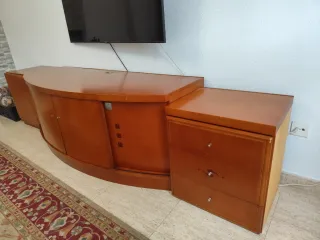 Mueble TV bajo madera corredera